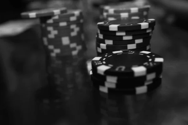 Poker Chip Hitam Atas Meja Dengan Refleksi Hitam Putih Monokrom — Stok Foto