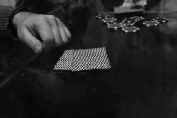 Poker Schwarze Chips Und Karten Auf Dem Tisch Mit Spiegelung — Stockfoto