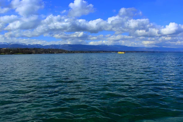 蓝色的风景 阳光明媚的瑞士景观与湖泊 黄色的船和蓝天 — 图库照片