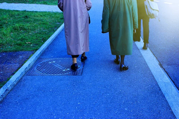 Öreg Hölgyek Sétál Színházba Este Genfben Közelről — Stock Fotó