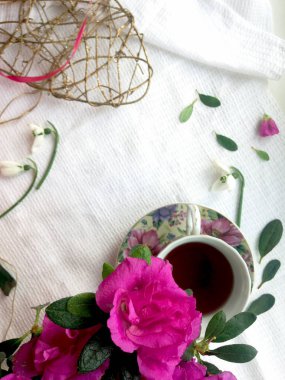 Çay ve pembe açelya renkli düz lay çiçekler. Sakin ol. Kopya alanı.