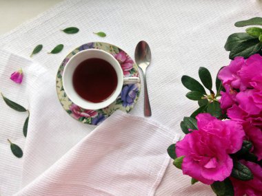 Çay ve pembe açelya renkli düz lay çiçekler. Sakin ol. Kopya alanı.