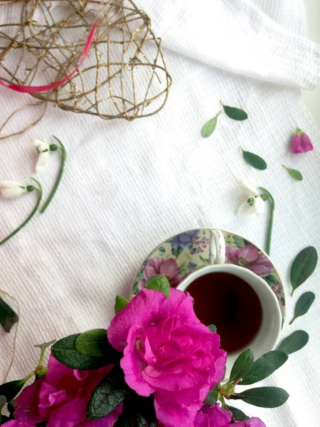 Çay ve pembe açelya renkli düz lay çiçekler. Sakin ol. Kopya alanı.