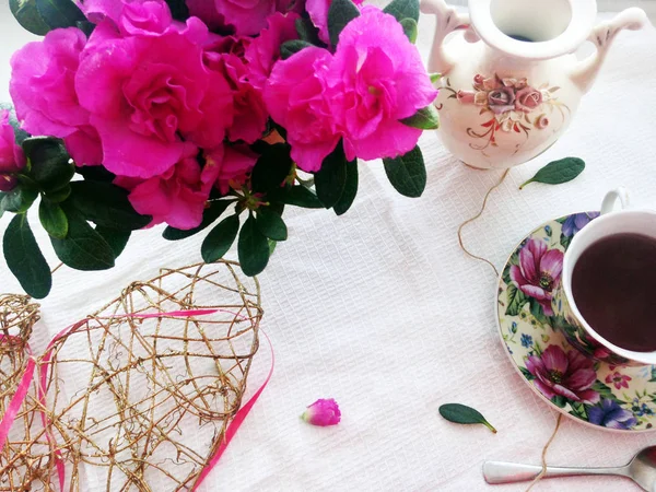 Tee Und Rosa Azaleen Blüten Bunt Flach Gelegt Entspannung Kopierraum — Stockfoto