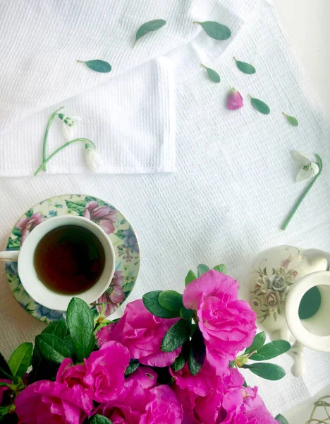 Tee Und Rosa Azaleen Blüten Bunt Flach Gelegt Entspannung Kopierraum — Stockfoto