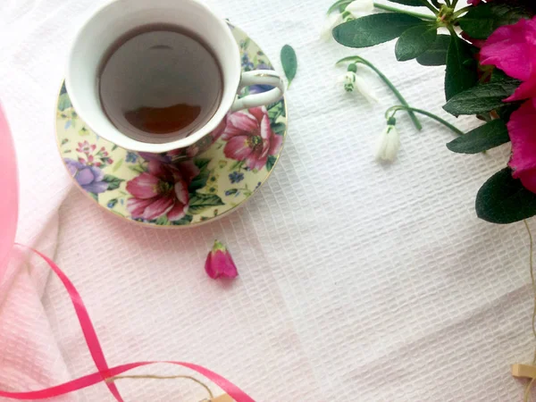 Çay ve pembe açelya renkli düz lay çiçekler. Sakin ol. Kopya alanı.