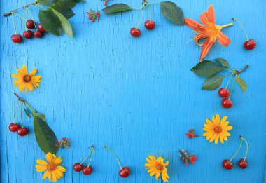 Besin zengin meyve. Mavi Masa yakın çekim ve parlak yaz çiçek taze kiraz. Üstten yatay görünüm. Metin için yer kopyalayın