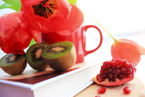 Besin yönünden zengin besinler: taze olgun nar ve kivi. Kırmızı lale, kivi, kitap kırmızı Kupası