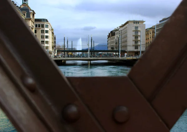 운하와 유명한 제네바 다리를 건물의 스트리트 선택적 — 스톡 사진