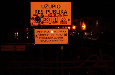 Vilnius, Litvanya-Mart 24, 2018: ünlü Vilnius akşam modern gençlik bölgesine girin