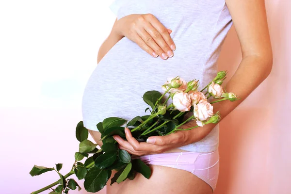 Embarazo Amor Personas Concepto Expectativa Mujer Embarazada Feliz Sosteniendo Rosas — Foto de Stock