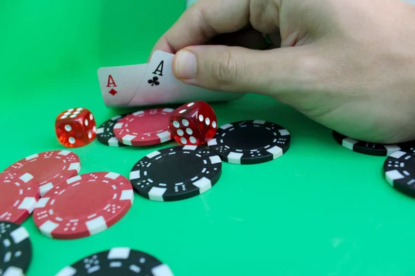 Poker Och Blackjack Koncept Kort Tärningar Och Chips Gröna Bordet — Stockfoto