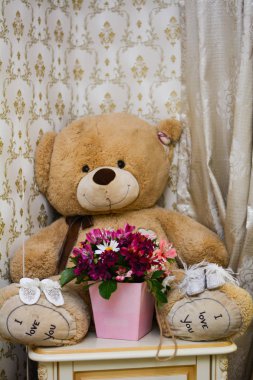 Oyuncak mdved çiçek ve yeni doğan bir bebek