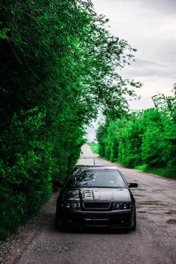 siyah araba yolda
