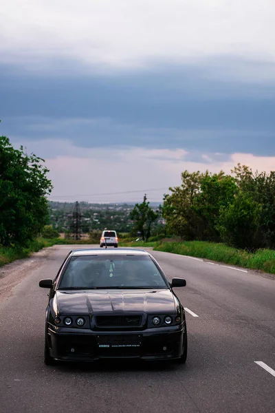 Carro Preto Está Dirigindo Longo Estrada — Fotografia de Stock