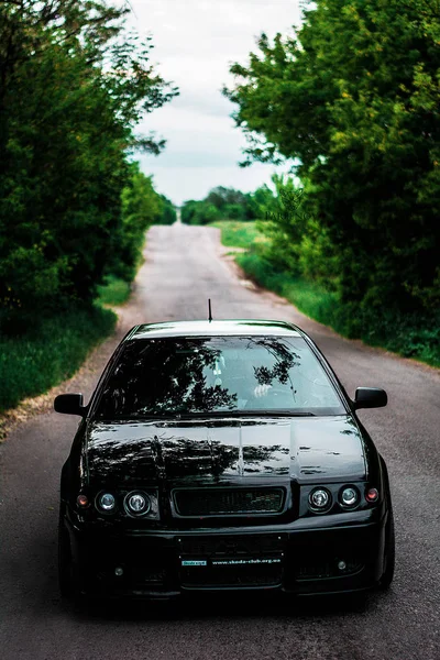 Черный Автомобиль Едет Дороге — стоковое фото