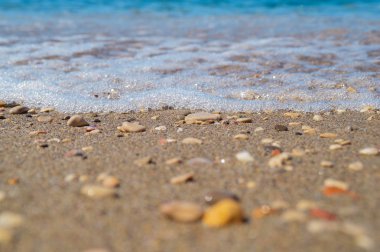 Deniz Plaj kumlu bir plaj ve taşlar