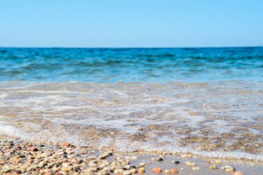 Deniz Plaj kumlu bir plaj ve taşlar