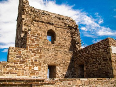 Eski bir tarihi bina gökyüzüne karşı yok