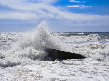 Denizin dalgaları fırtınada