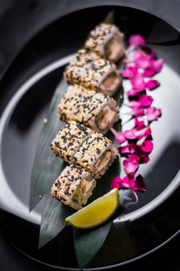 yemek yemeği suşi kokteylleri menü balık rulo