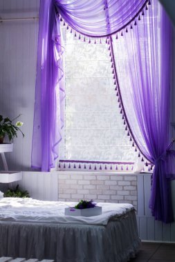 pencere desenleri beyaz mor leylak iç perdeler perdeler