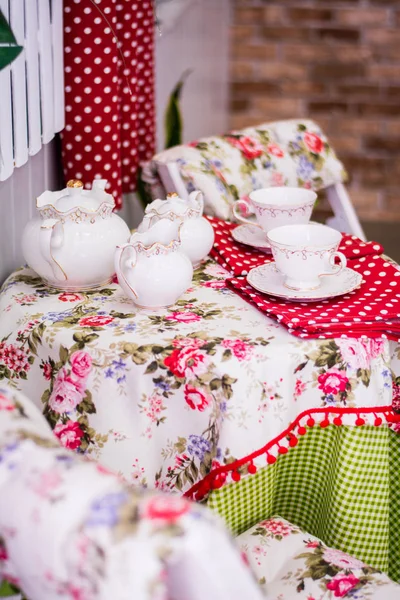 Tazas Tetera Mesa Mantel Rojo Diseño Interiores Guisantes Blancos — Foto de Stock