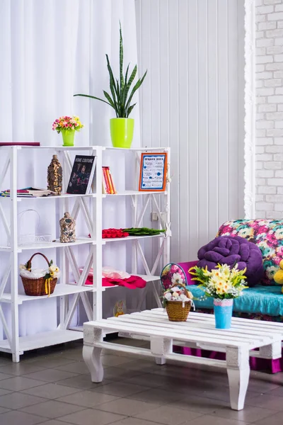 Habitación Nterior Sofá Mesa Flores Blanco Rosa — Foto de Stock