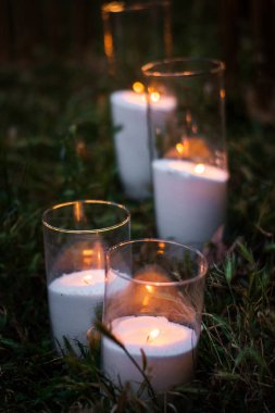 Düğün iç mimarisi fotoğraf bölgesi doğası çiçek buketi mumlar kemer şeklinde güller