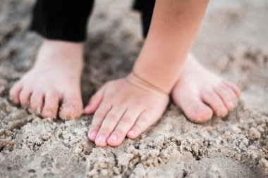 Çocuk bacağı terlik şapka, mücevher gözlük çocuk eli.