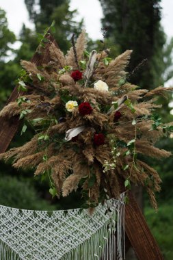 Düğün iç mimarisi fotoğraf bölgesi doğası çiçek buketi mumlar kemer şeklinde güller