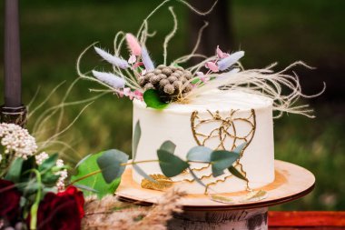 Düğün iç mimarisi fotoğraf bölgesi doğası çiçek buketi mumlar kemer şeklinde güller