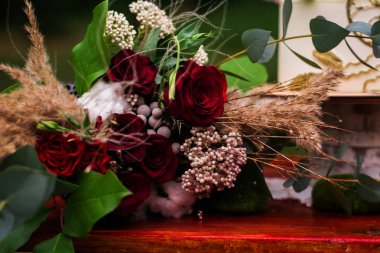 Düğün iç mimarisi fotoğraf bölgesi doğası çiçek buketi mumlar kemer şeklinde güller