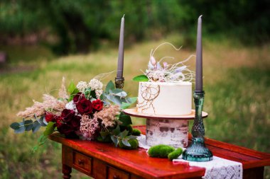 Düğün iç mimarisi fotoğraf bölgesi doğası çiçek buketi mumlar kemer şeklinde güller