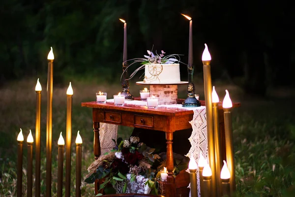 Local Casamento Foto Zona Velas Flores Bolo Floresta Clareira Árvore — Fotografia de Stock