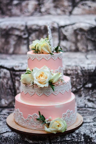 Kuchen Hochzeit Blumen Weiße Rosen — Stockfoto