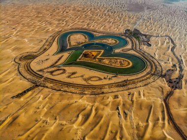 Tüm aşk Gölü Dubai Al Qudra adlı hava görünümünü. Yeni bir turizm Al Qudra göller Dubai çevresinde. Aşk göl turistik cazibe Dubai biridir.