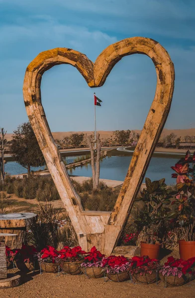 Оае Національний Прапор Через Серце Дубаї Любов Озеро Новітні Тяжіння Ліцензійні Стокові Зображення