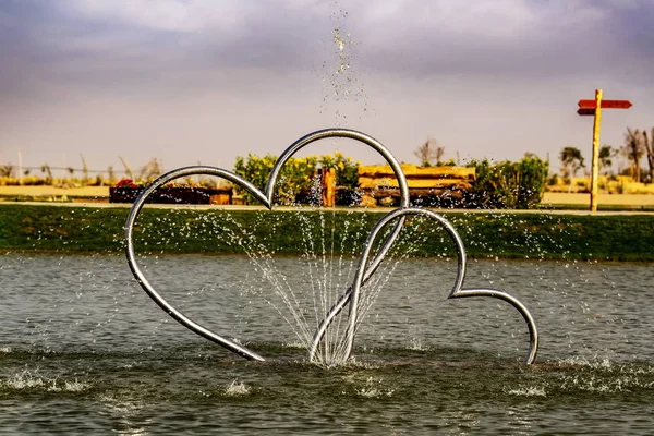 Metallförmige Herzen Ineinander Verdreht Und Brunnen Dubai Love Lake Love Stockfoto