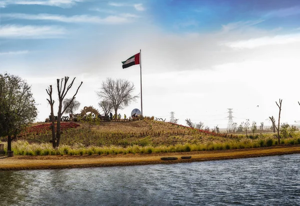 Riesige Uae Nationalflagge Dubai Love Lake Love Lake Dubai Ist Stockbild