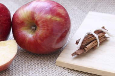 Elma ve tarçın maddeler