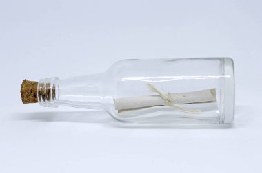 cam şişe bir mesaj