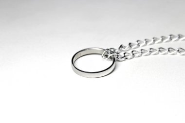 Gümüş Yüzük zincirdeki bağlı. Beyaz arka plan üzerinde