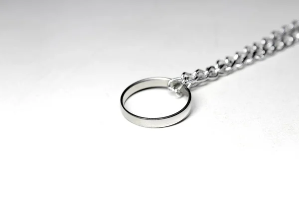 Stříbrný Prsten Svázané Řetězci Bílém Pozadí — Stock fotografie