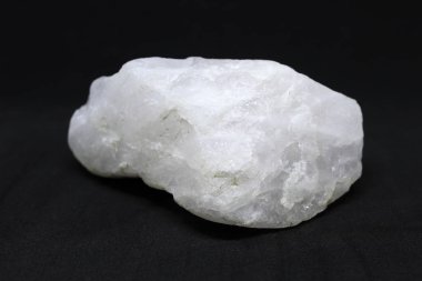 İzole siyah üzerine beyaz kuvars