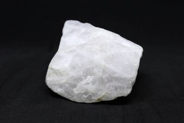 İzole siyah üzerine beyaz kuvars