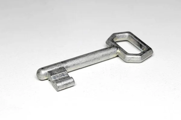 Eski Metal Anahtar Izole — Stok fotoğraf
