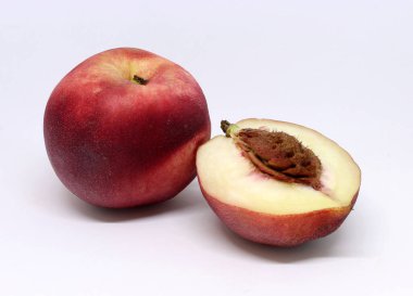 Nektarin beyaz arkaplanda izole edilmiş, dilimlere bölünmüş.