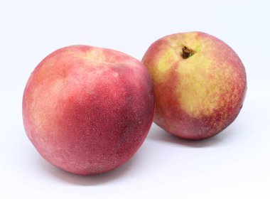 Nektarin meyvesi beyaz arka planda izole edilmiş. Şeftalinin bir çeşidi