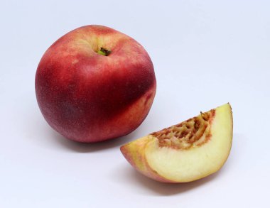 Nektarin beyaz arkaplanda izole edilmiş, dilimlere bölünmüş.